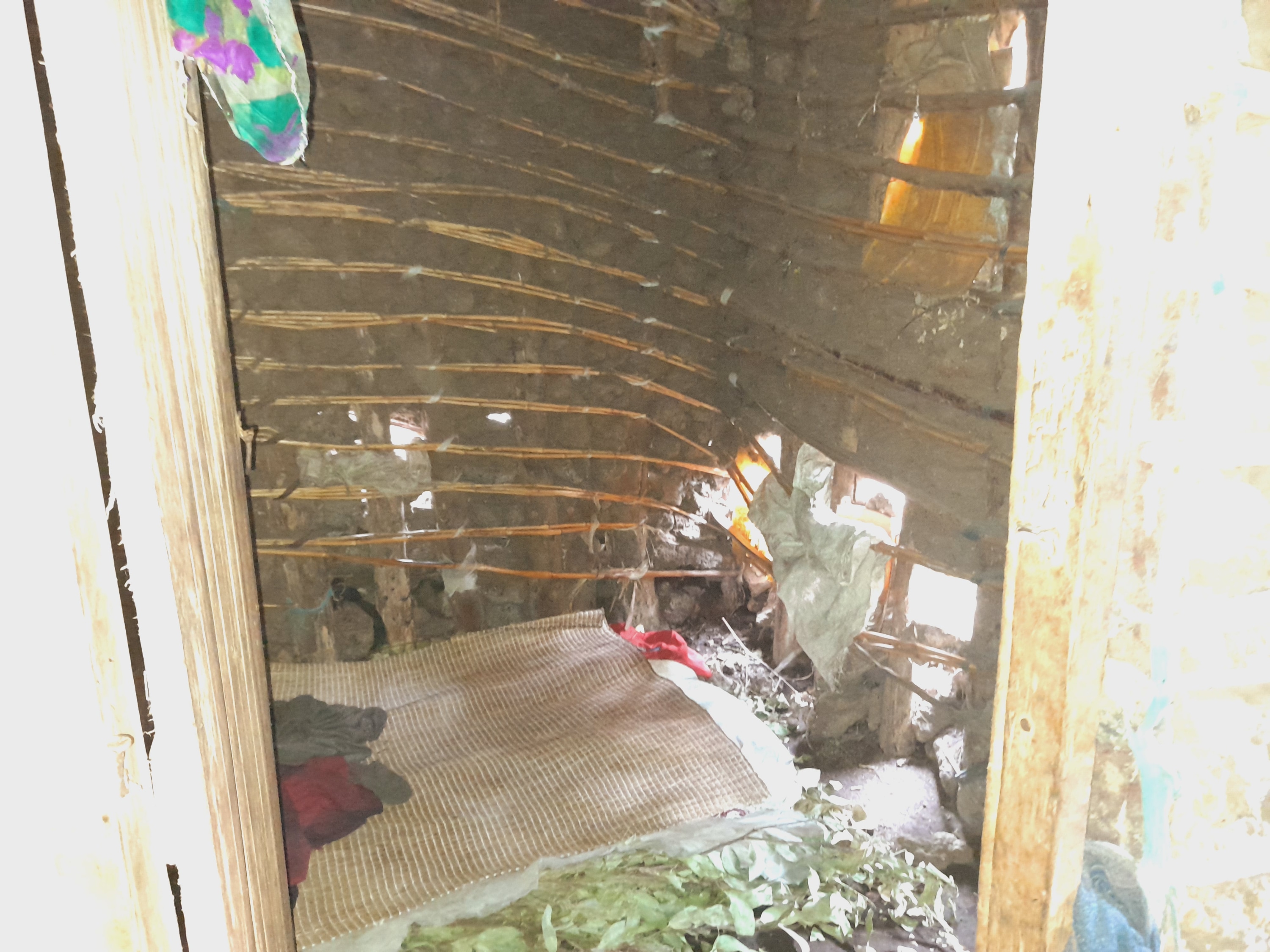 Burera: Baratabiriza umuturage inzu igiye kugwaho