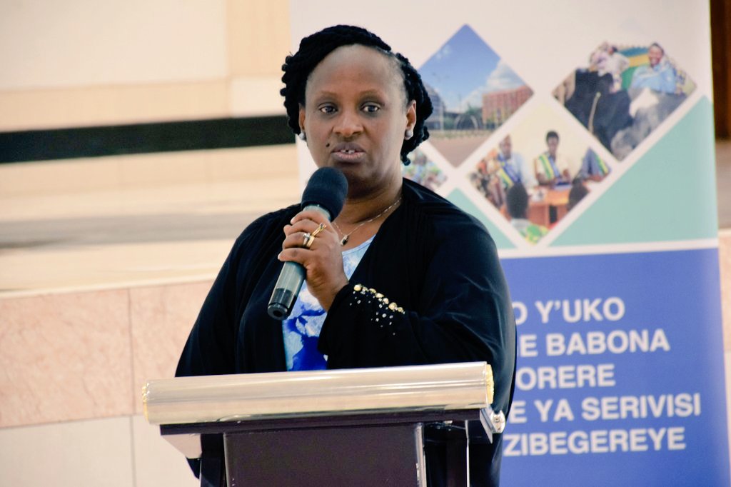 Amajyaruguru: Dr. Kayitesi yanenze abayobozi badatanga serivisi nziza