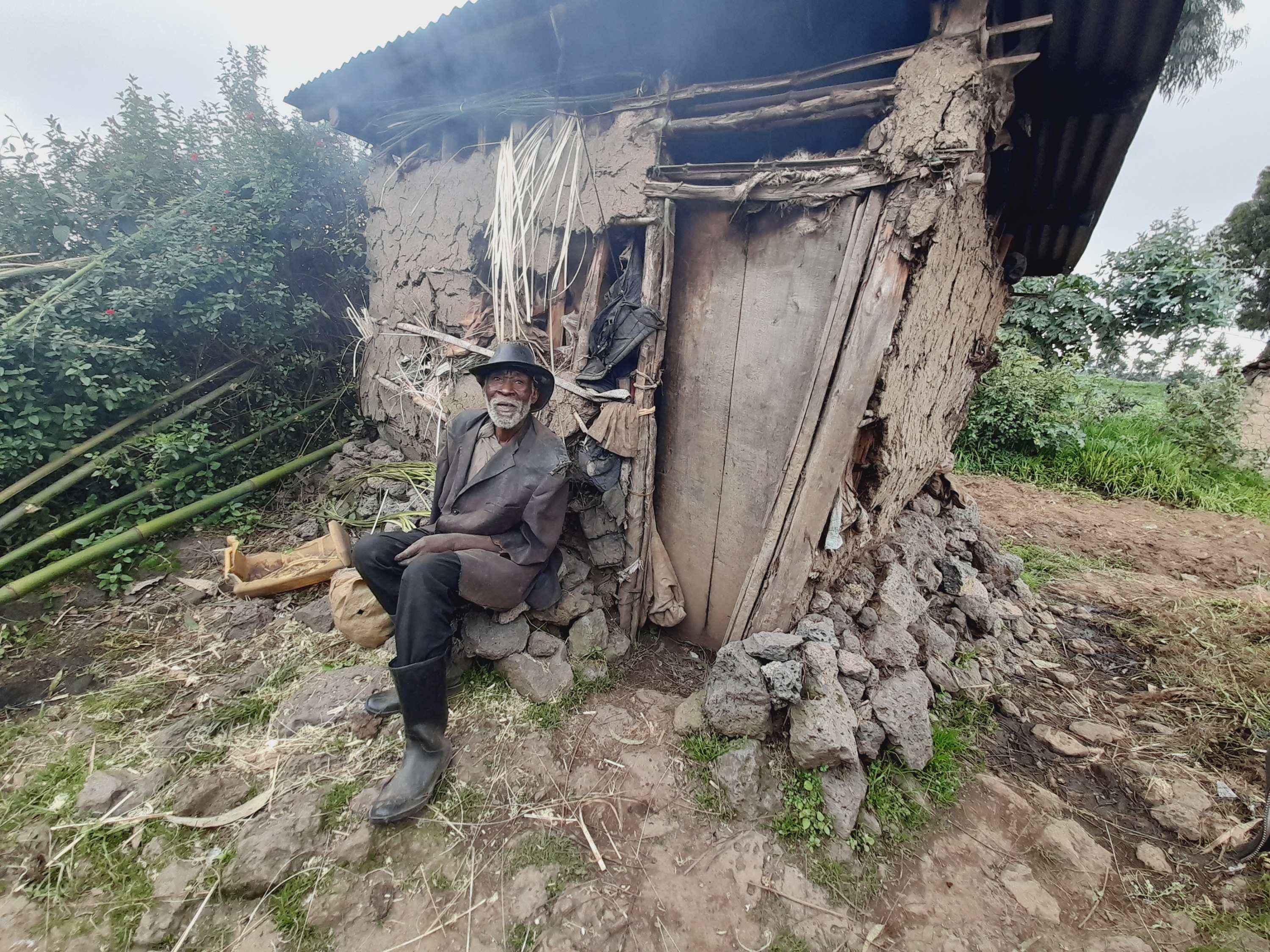 Nyabihu: Baratabariza umusaza watijwe igisa n'inzu kigiye kumugwaho