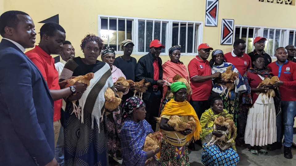 Musanze: Ishuri ryaremeye imiryango 30 itishoboye muri gahunda yo kwizihiza imyaka 35 ya RPF Inkotanyi