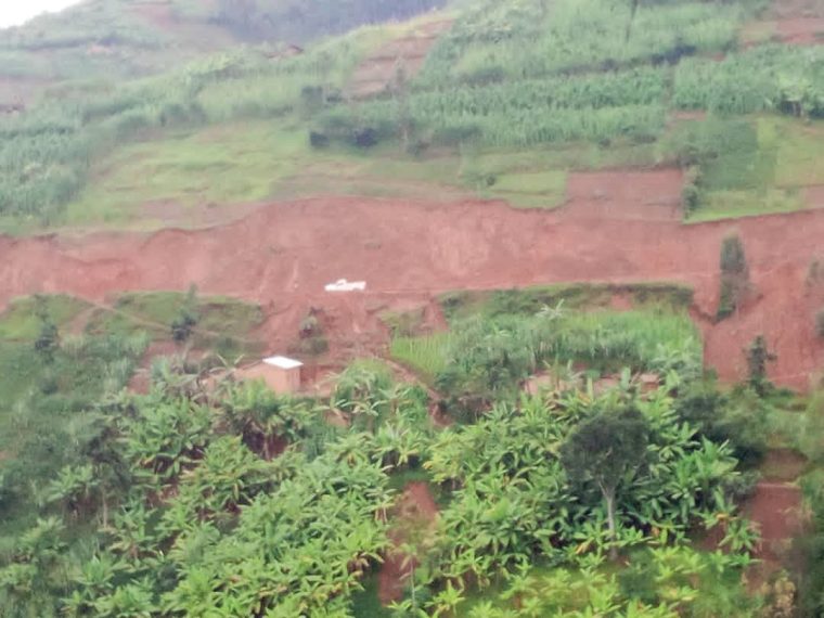 Gakenke: Babura uko bageza umusaruro ku Isoko bitewe n'umuhanda Biziba-Ruhanga wangiritse