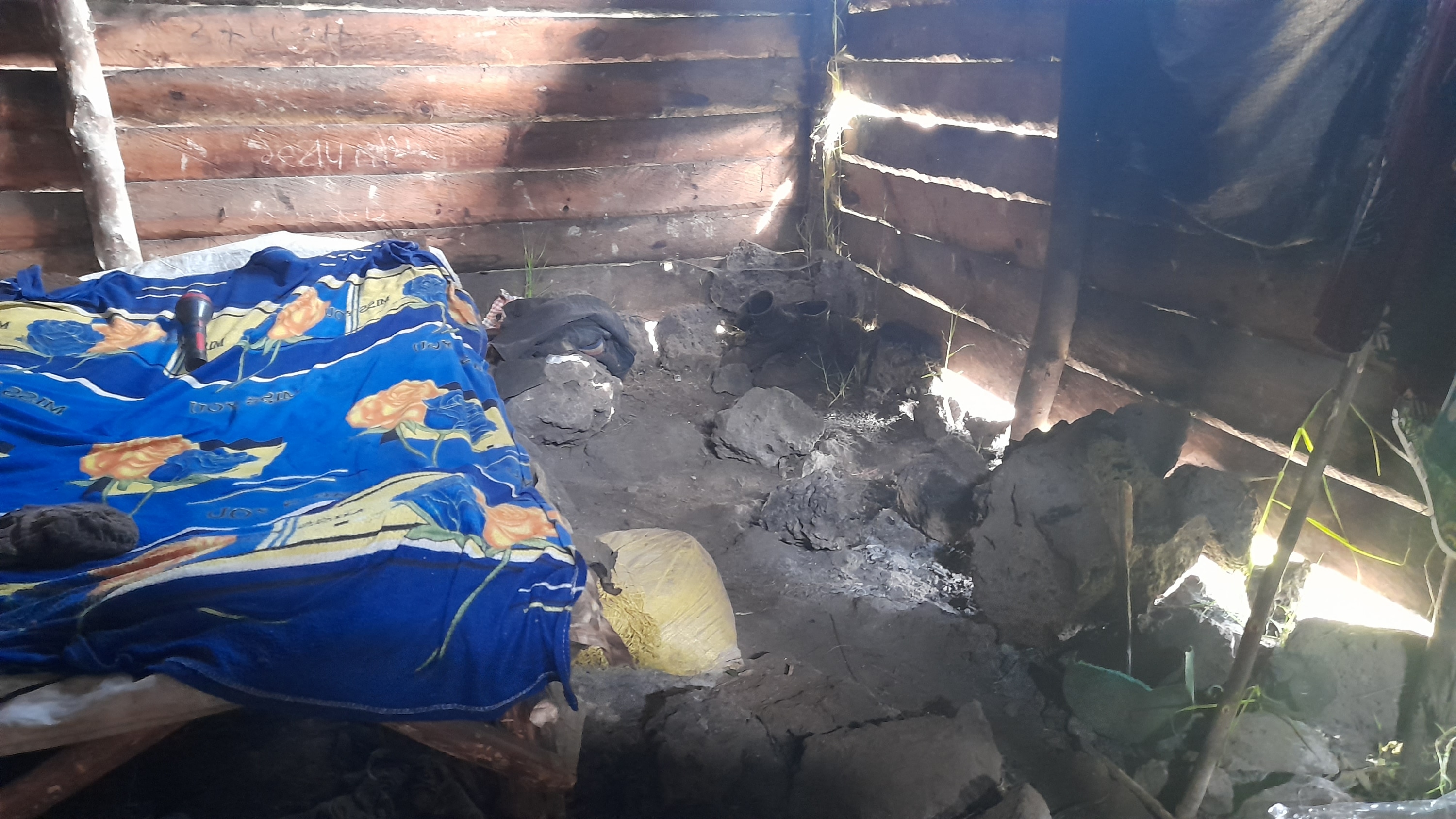 Nyabihu: Hari umubyeyi n'abana barara mu gisa n'inzu gishobora kuzimya umuryango