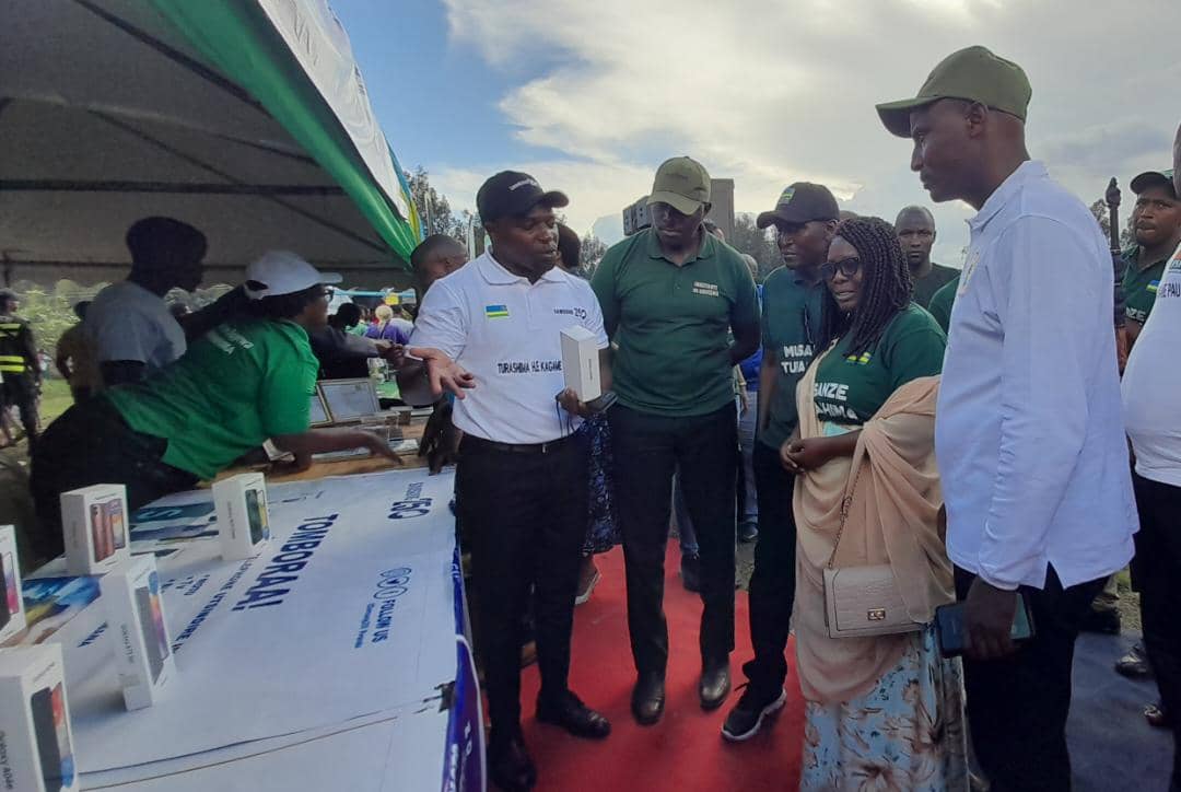 Abanyarwanda bashyiriweho uburyo bwo kugera ku ikoranabuhanga bihendutse