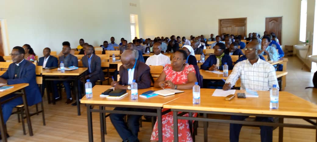 "Ntabwo kiliziya yakemera ubutinganyi”-Mgr. Sinayobye