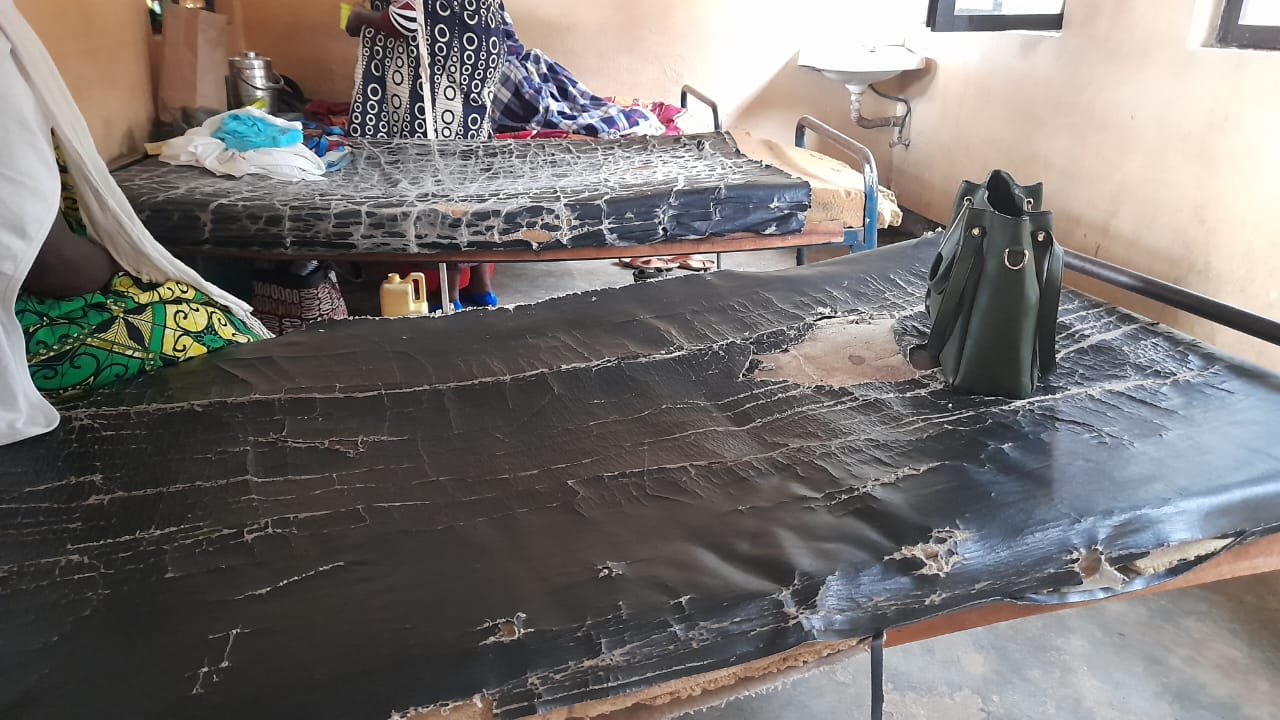 Musanze: Abarwayi babangamiwe no kurara kuri matela zashaje