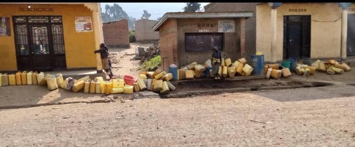 Kabatwa: Ikibazo cy'amazi gikomeje gufata indi ntera, "iyo abayobozi baje araza"