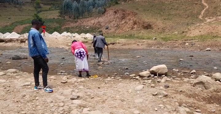 Iburengerazuba: Hari umugezi uraza abaturage ku gasozi