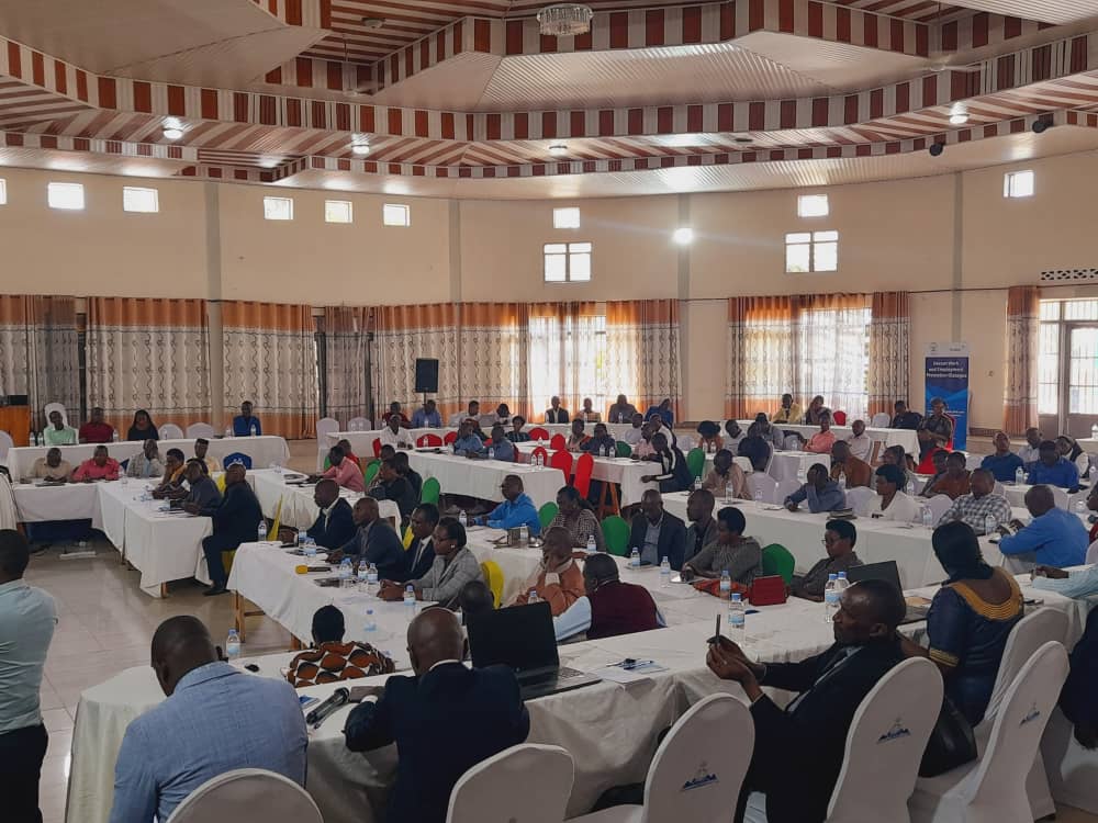 Musanze: Abatanga akazi basabwe kuzibukira kwaka ruswa abimenyereza umurimo