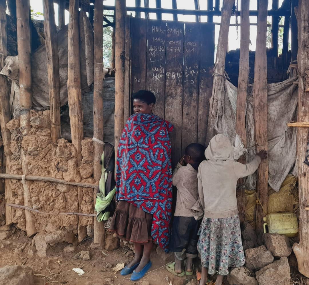 Musanze: Abayobozi bamukuye muri Nyakatsi bamushyira mu mifuka, arara ahagaze