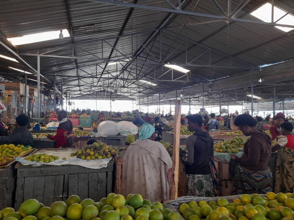 Musanze: Abacururiza mu isoko ry'ibiribwa ibicuruzwa byabo biri gutembanwa n'amazi