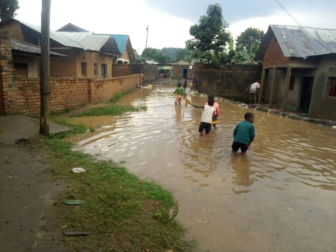 Musanze: Bugarijwe n'ikibazo cy'amazi abasanga mu nzu