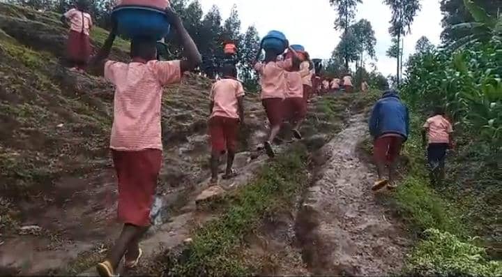 Musanze: Impuruza ku banyeshuri barya babanje kubitamo amarira