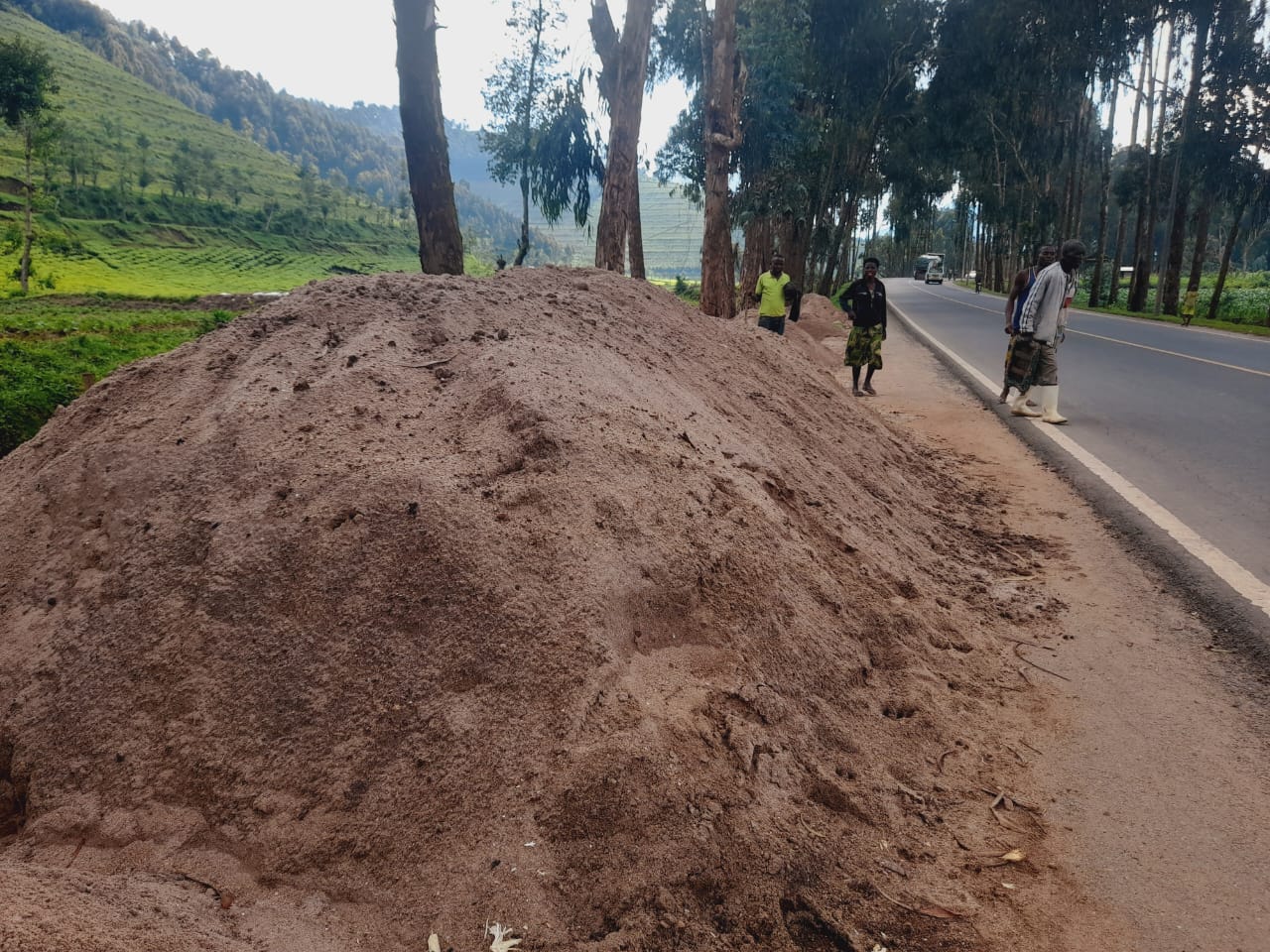 Musanze: Binura umucanga bawushyira mu mumuhanda ubuyobozi bureba