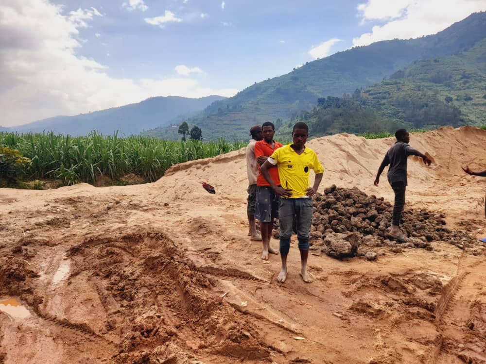 Nyabihu: Abasaga 2000 bari batunzwe n'umucanga bari kwicira isazi mu jisho