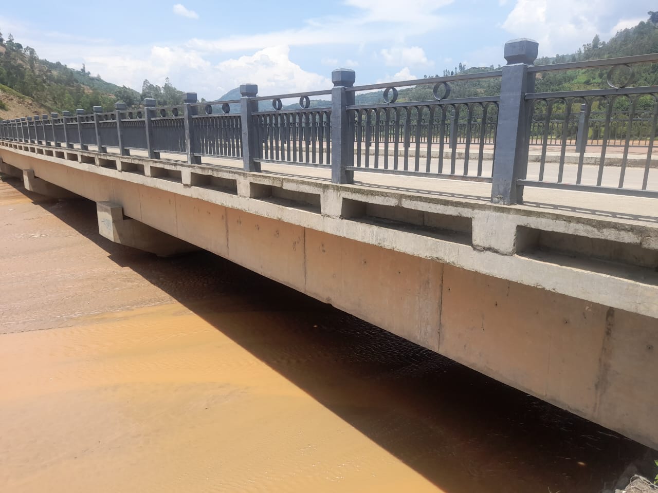 Ngororero: Ikiraro cya satinsyi kiri mu manegeka mu gihe ntagikozwe