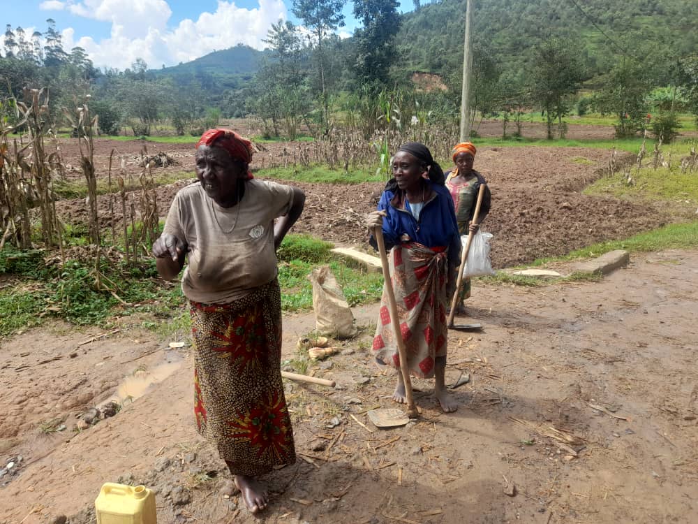 Gakenke: Abakoraga isuku mu muhanda birukanywe badahembwe ayo bakoreye