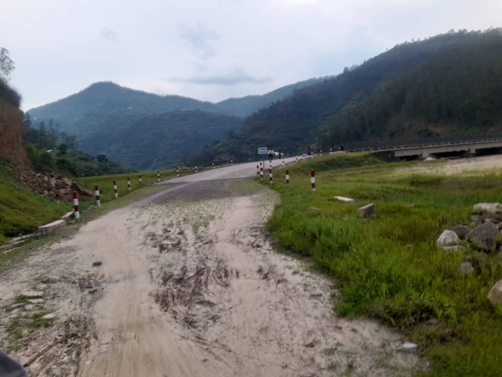 Ngororero: Bari mu bwigunge bwo kutagira umuhanda ubageza ku biro by'Akarere