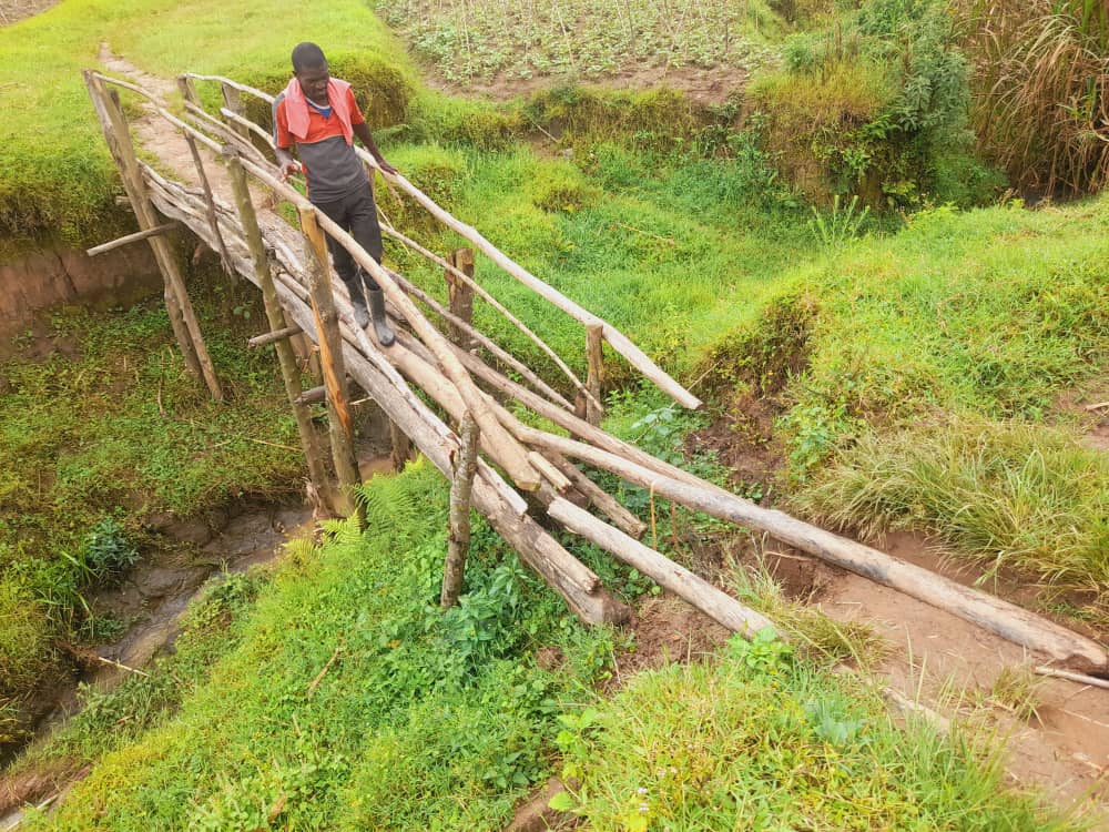 Gakenke: Bahangayikishijwe n'ikiraro gishobora gushyira mu kaga ubuzima bw'abaturage