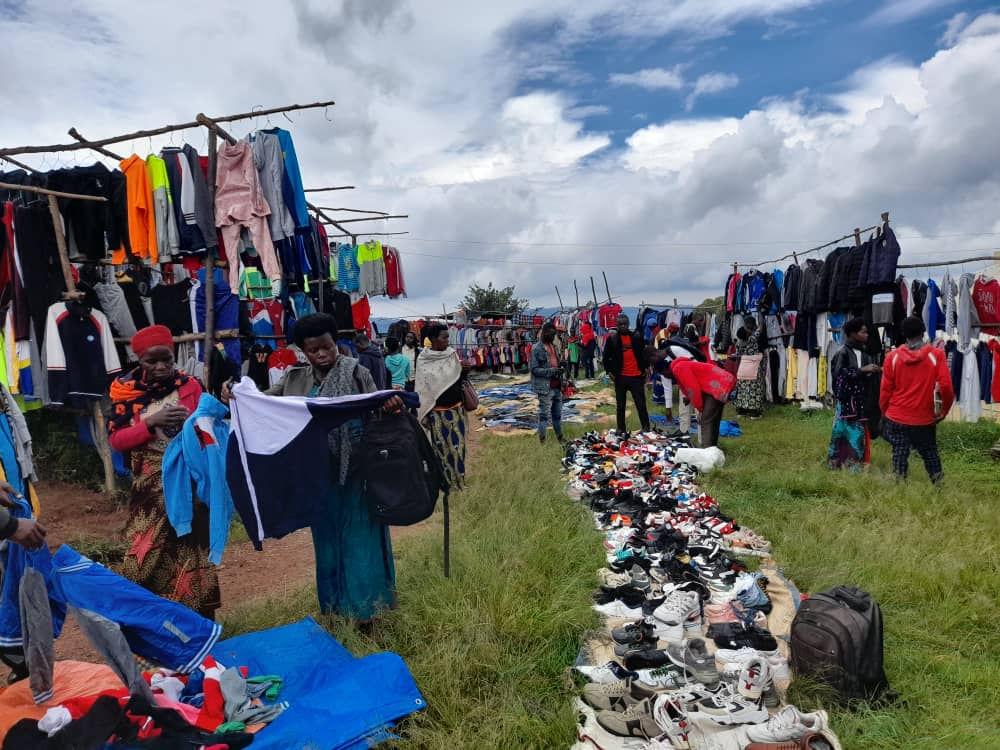 Rulindo: Abacururiza mu isoko ryo mu Kisaro babangamiwe no kunyagirwa basora