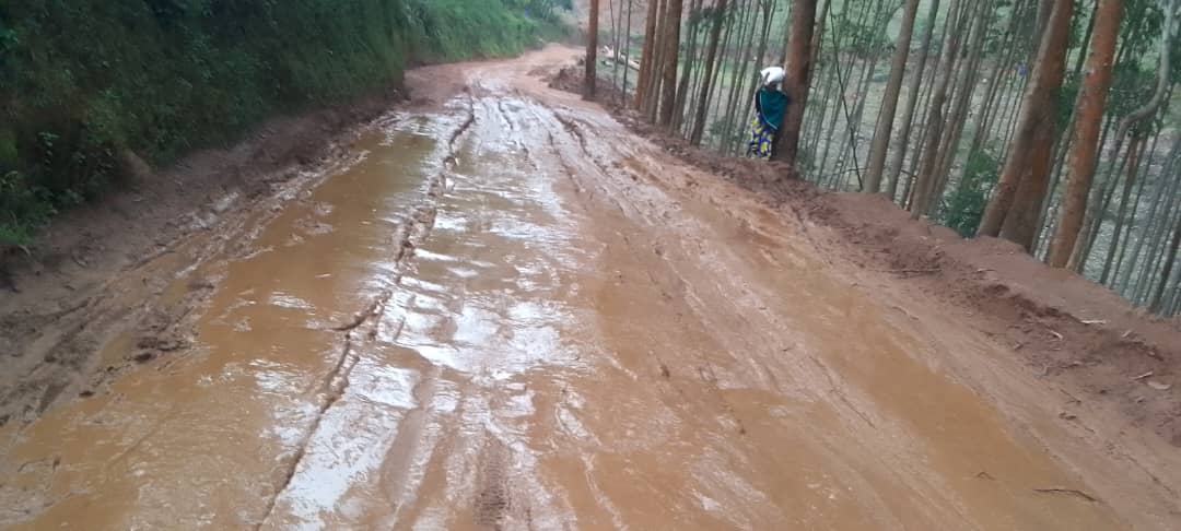 Rutsiro: Bari gukora umuhanda umwe bakangiza undi