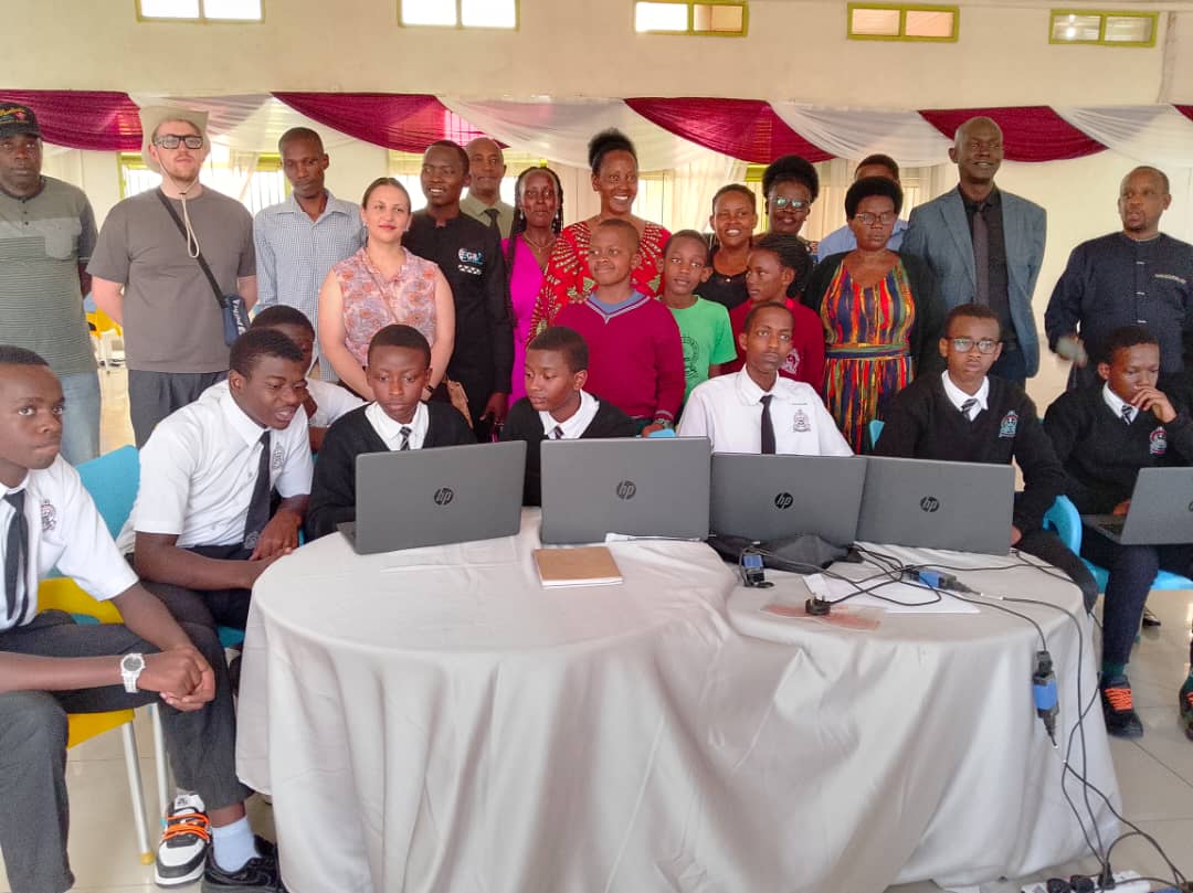 Ababyeyi barerera muri wisdom schools bishimiye urwego abana bagezeho mu kubaka Robo