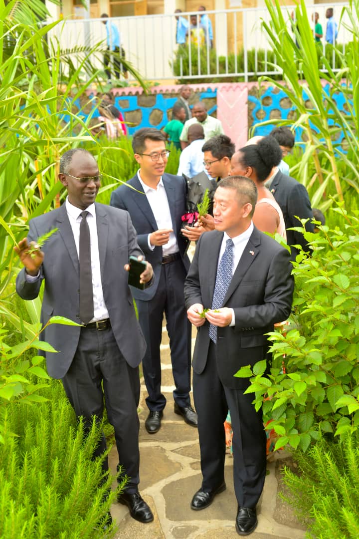 Ambasaderi w'ubushinwa yijeje ubufasha ku ishuri ryigisha igishinwa 