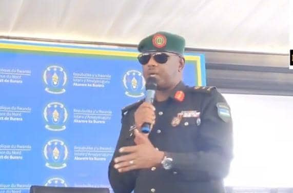 Amajyaruguru: Umuyobozi w'Ingabo yihanangirije abaturage bajya kwangiriza muri Uganda