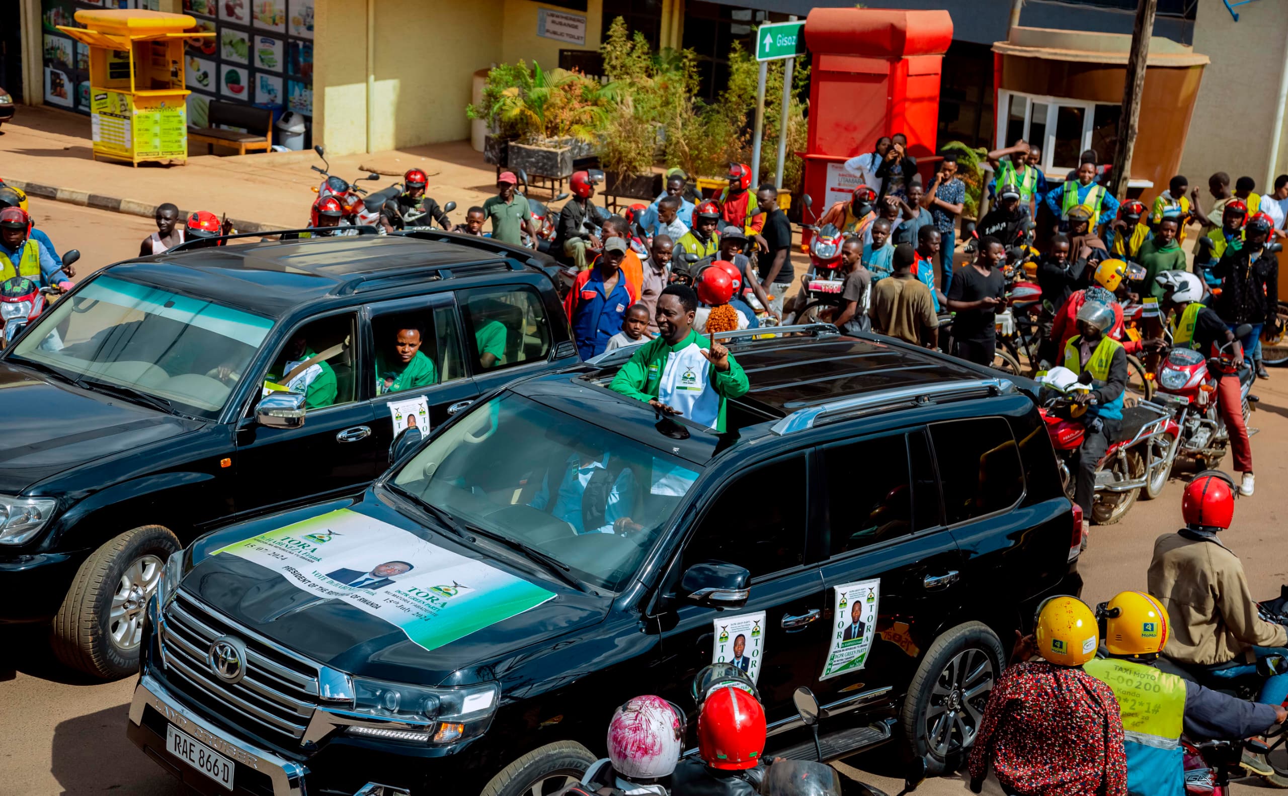 Dr Frank Habineza n'Abakandida Depite batangiye ibikorwa byo kwiyamama bizeza Abanyarwanda gukemurirwa ibibazo by'imisoro n'ubushomeri