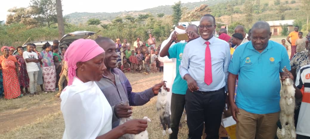 Rusizi-Bugarama: Imiryango yahoraga mu makimbirane yahawe inkwavu nyuma yo kugaragaza ko batangiye inzira yo guhinduka.