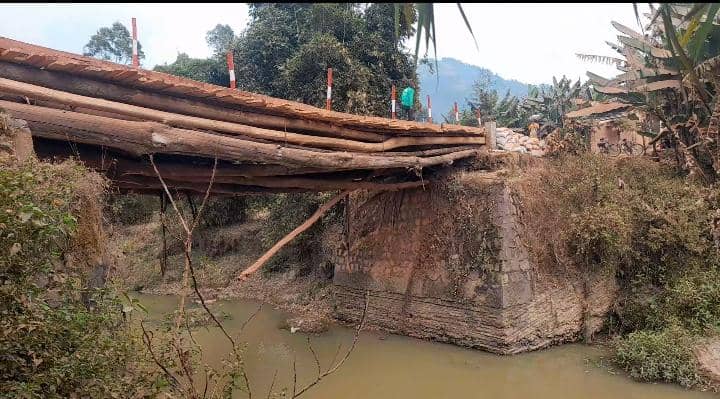 Gakenke: Batewe impungenge n'ikiraro gihuza imirenge itatu gisaba kugenda bigengeseye