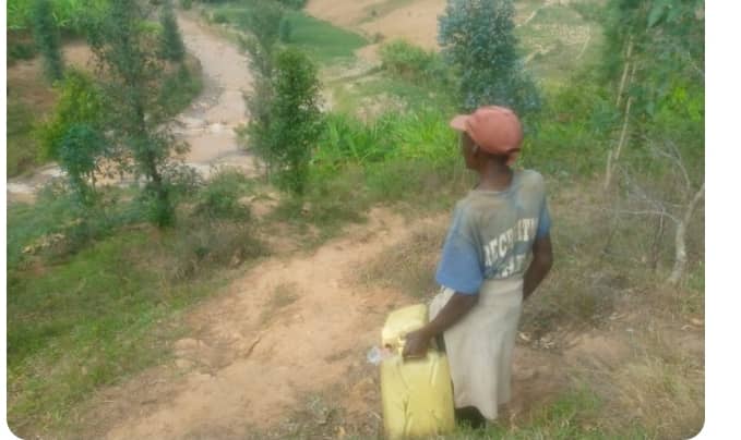 Rutsiro: Bamaze imyaka 5 basubiye kuvoma ibiroha