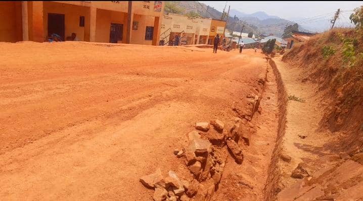 Gakenke: Barifuza ko umuhanda ugana ku bitaro bya Gatonde ukorwa neza