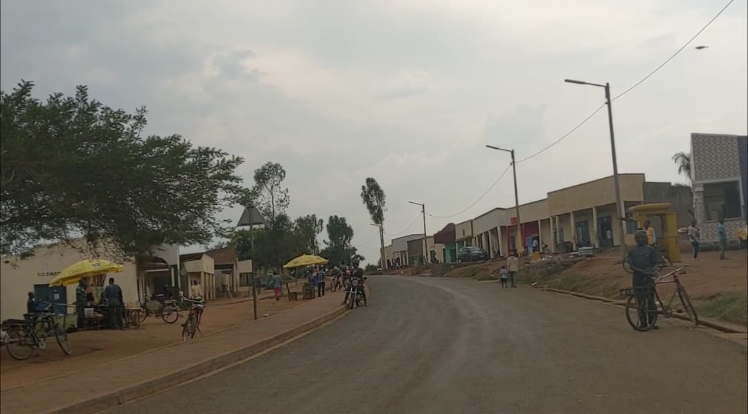 Nyagatare: Hari agasantere kamaze imyaka 10 amashanyarazi abanyura hejuru