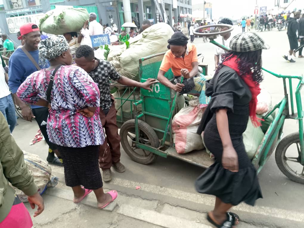 Abakora ubucuruzi buciriritse bwambukiranya imipaka babayeho bate?