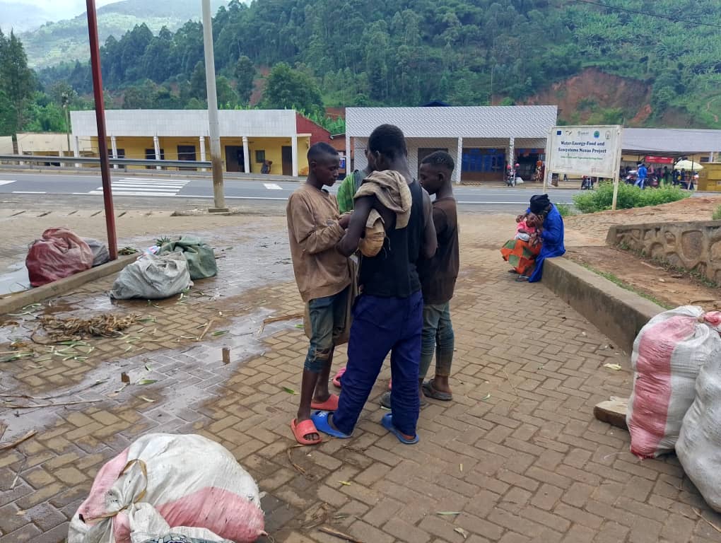 Rutsiro: Abana bataye ishuri bajya kuba abakarani