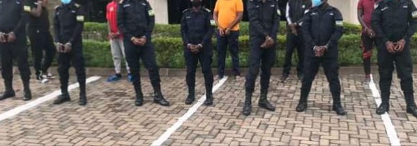 Abantu 12 barimo n'abapolisi beretswe itangazamakuru bakekwaho icyaha cya ruswa