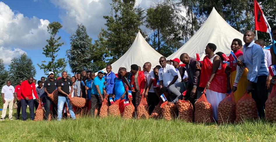 Musanze: Abanyamuryango ba RPF Inkotanyi na RAB baremeye abaturage