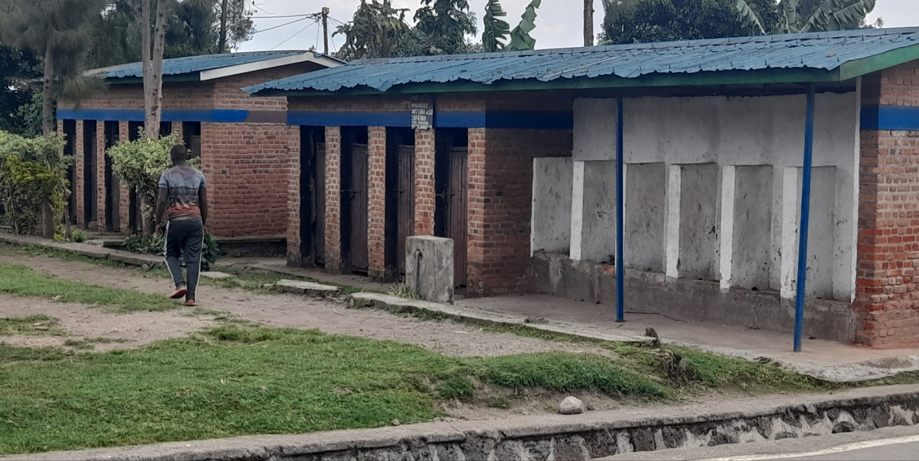 Musanze-Nyange: Babangamiwe n'umunuko uva mu bwiherero rusange bufatanye na Kaburimbo