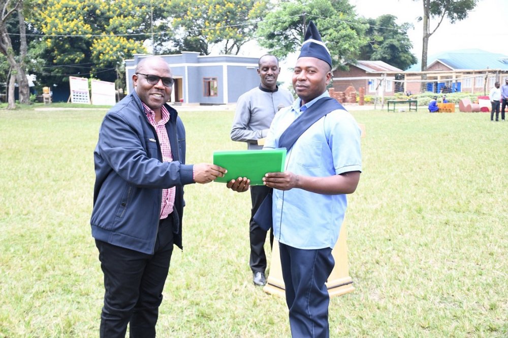 Mu barenga 3400 basoje amasomo Iwawa bamwe bahawe akazi