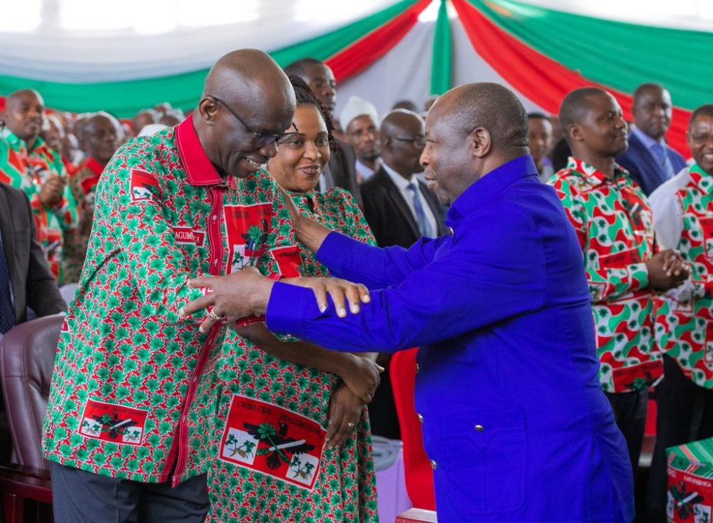 Ndikuriyo wa CNDD-FDD yagaragaye ahoberana na Perezida Ndayishimiye nyuma yo kuva mu bitaro