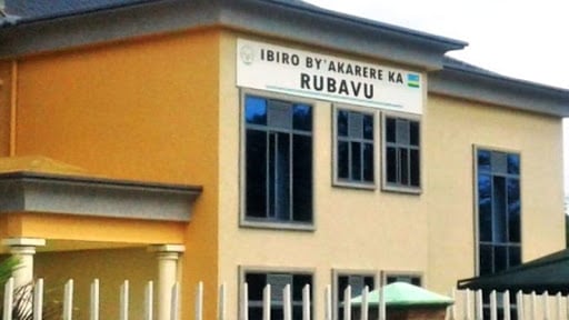 Rubavu: Barinubira kwimwa serivisi kuko bataratanga Ejo Heza na Mituweli