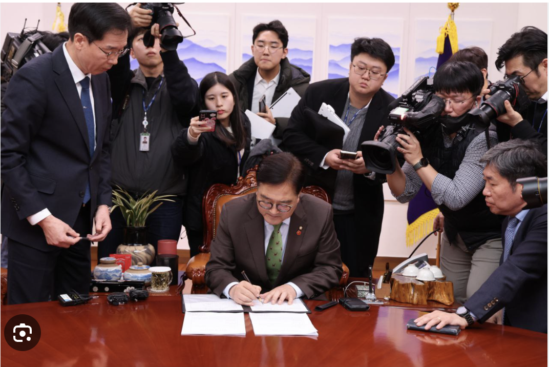 Perezida wa Koreya y'Epfo Yoon Suk Yeol yegujwe