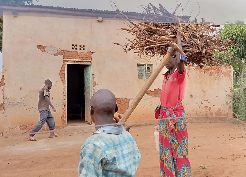 Abagore bo mu cyaro bakomeje gutsikamirwa n'abagabo mu mirimo yo mu rugo idahemberwa