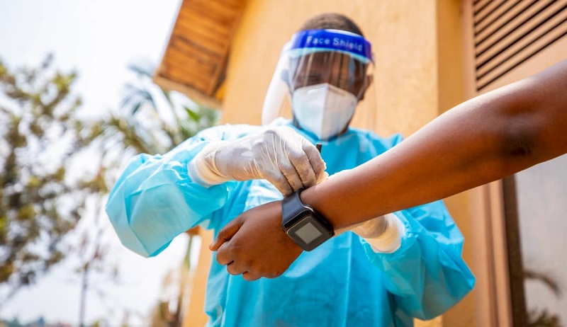 Ngororero: Kwambikwa isaha byamufashije kurinda abandi COVID-19 mu gihe yari atangiye kuva mu rugo