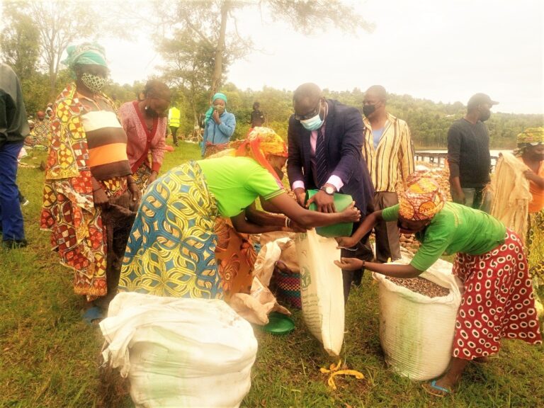 Abaturage bejeje imyaka ba Rubavu baremeye abo ku Nkombo barumbije