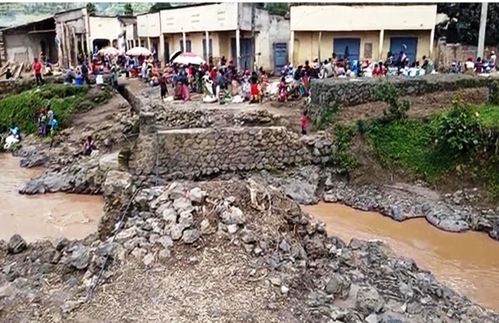 Rubavu: Abafungiwe inzu z'ubucuruzi kubera Sebeya bahawe amezi 2