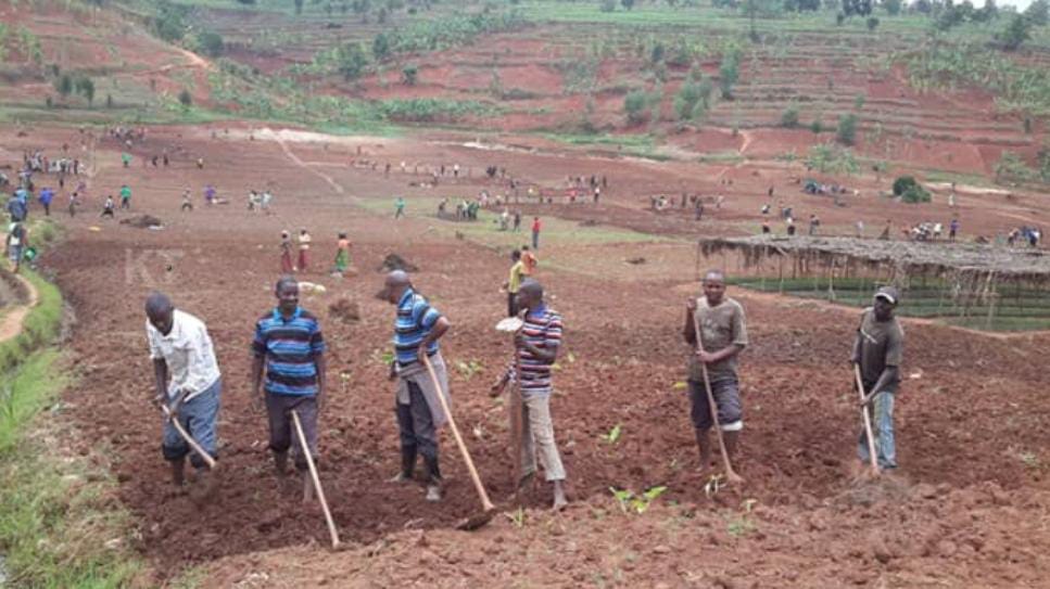 URUBYIRUKO RWIYEMEJE KWIHINDURIRA UBUZIMA BINYUZE MU BUHINZI N'UBWOROZI.