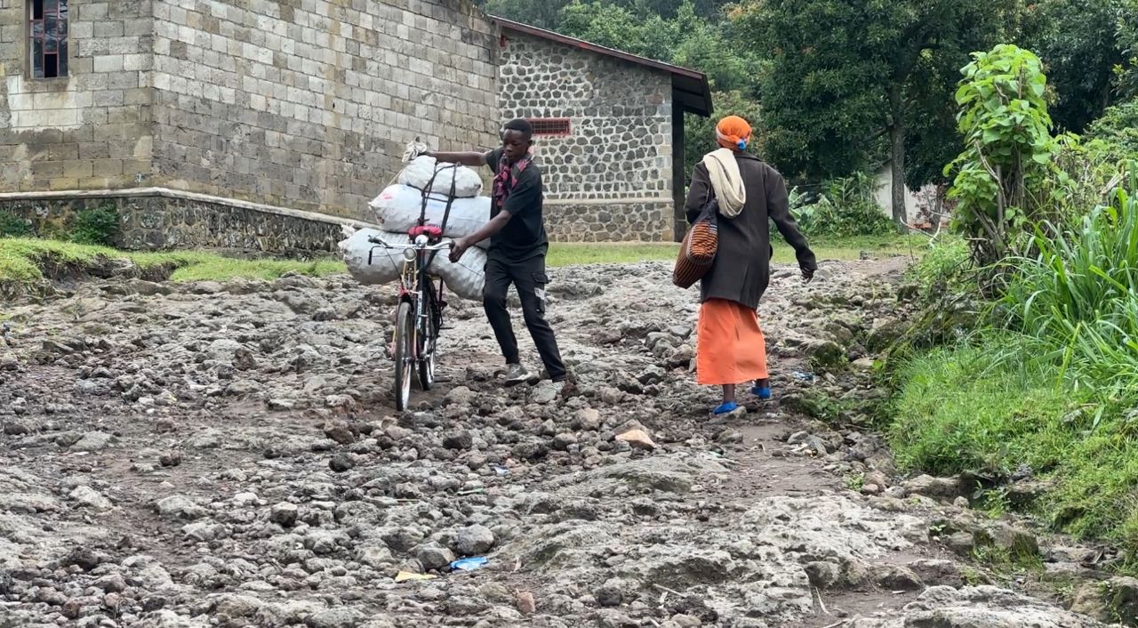 Musanze:Baravuga ko bakigorwa no kugeza umusaruro ku isoko 