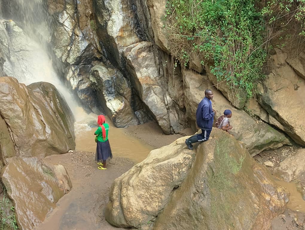 Hari abakobwa benshi cyane aha ngaha bahabonera abagabo - umwe usengera ahiswe ku Iriba rya Yakobo muri Nyundo