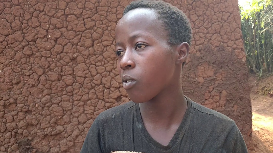 Gisagara: Umwana w'imyaka 17 ufite undi mwana yahawe imyaka 47 muri irangamirere bituma adahabwa serivisi.